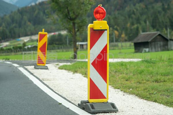 路邊的建筑道路警告標志